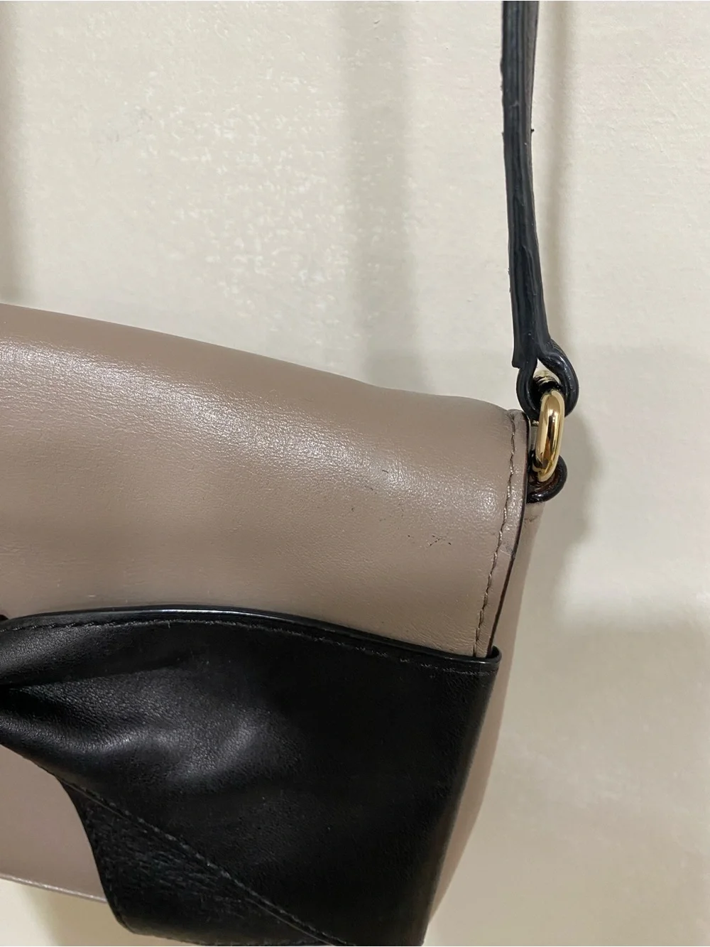 Kate Spade Bow Accent Two-Tone Leather Crossbody Bag - Black & Taupe
